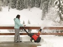 Bezpieczny chodnik wokół posesji zimą - narzędzia, które usprawnią odśnieżanie